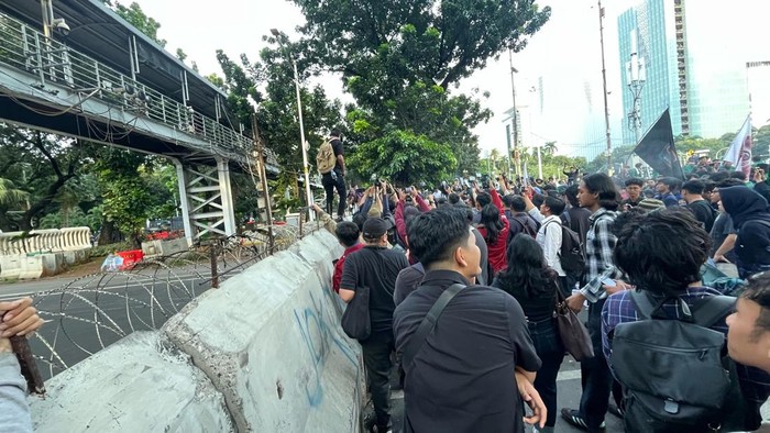 Massa Aksi ‘Indonesia Gelap’ Robohkan Satu Beton Pembatas di Patung Kuda